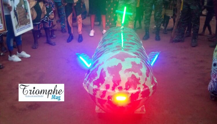 le Roi Amandjihoundé Savi Dodo enterre son père dans un cercueil en avion