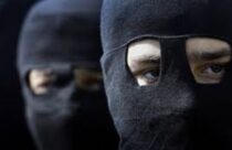 Bénin : poursuivi par des chiens errants, un jeune motocycliste finit ...