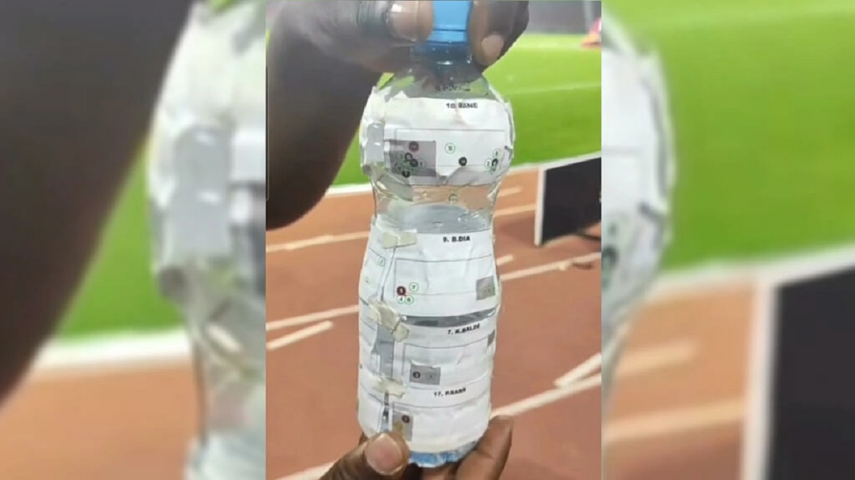 La bouteille à antisèche utilisée par le gardien égyptien Gabaski lors de la finale de la CAN 2022. © Observateurs France 24 Twitter