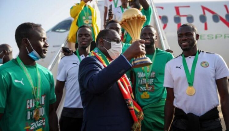 Macky Sall offre 50 millions FCFA et des terrains aux joueurs et à l’encadrement