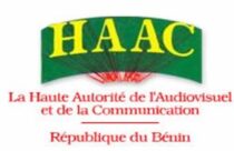 Bénin : poursuivi par des chiens errants, un jeune motocycliste finit ...