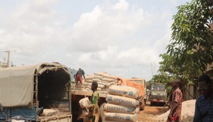 Un camion rempli de ciment