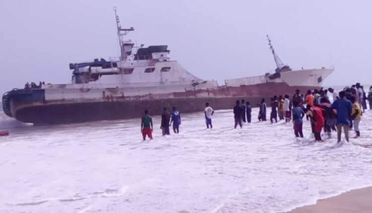 Togo Un navire perd le contrôle et échoue à la plage de Lomé