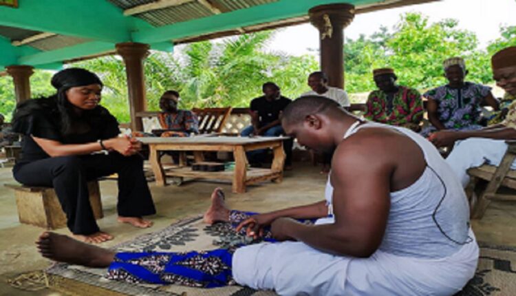 Nadia Okoumassoun chez les maîtres de la géomancie Ifa Yoruba de Dassa