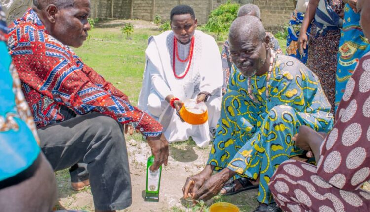 Serge Defodji échange avec les sages et Notables du Palais de Glazoué Bénin