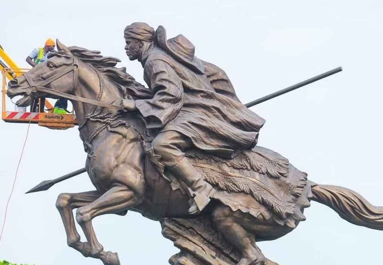 La statue du monument e prend - Cotonou Aéroport