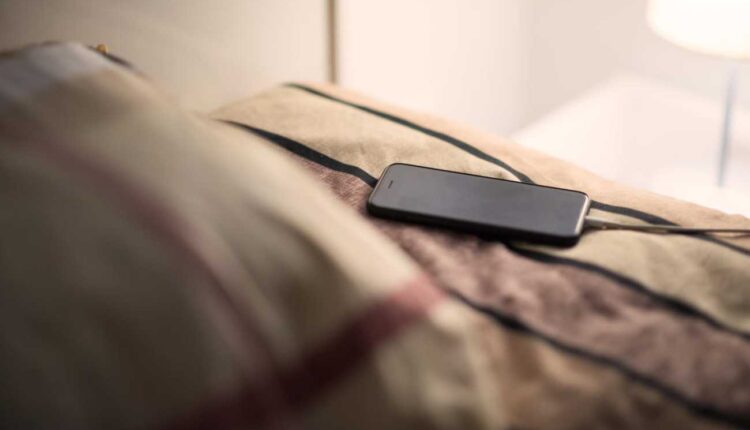 elle meurt électrocutée par son téléphone en charge