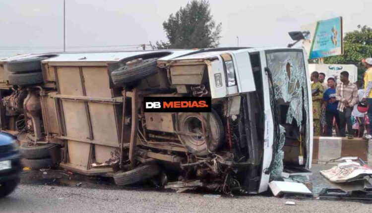 un bus transportant des fidèles d'une église tombe à la renverse Ph Db Médias