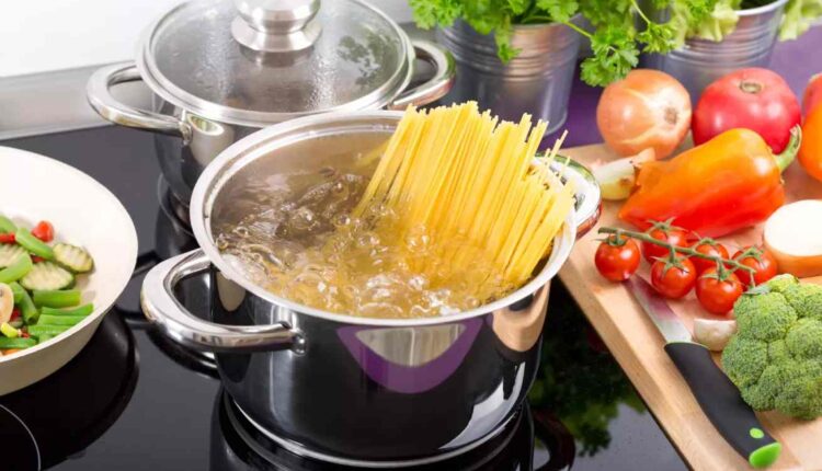 Pâtes, riz, thé… Pourquoi il ne faut pas faire bouillir l’eau chaude du robinet