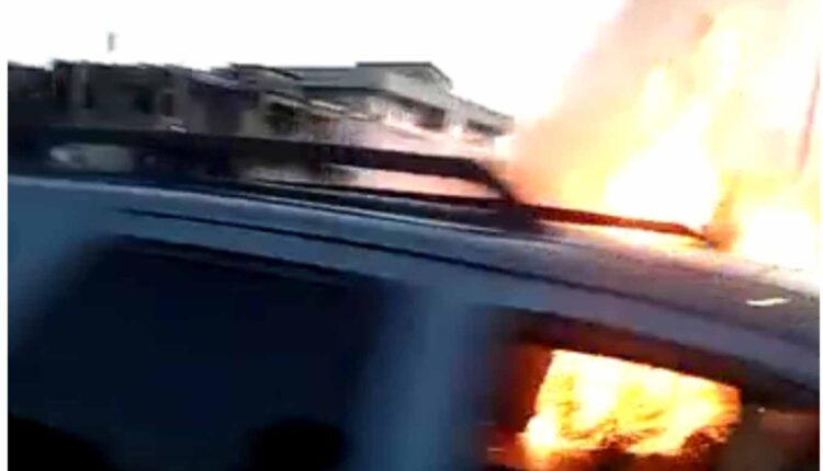 Une voiture prend feu