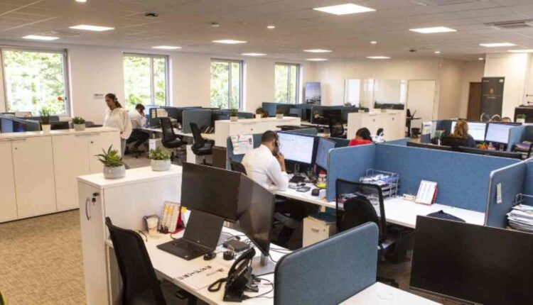 Une femme meurt au bureau, ses collègue continuent de travailler à côté du cadavre Orange actu