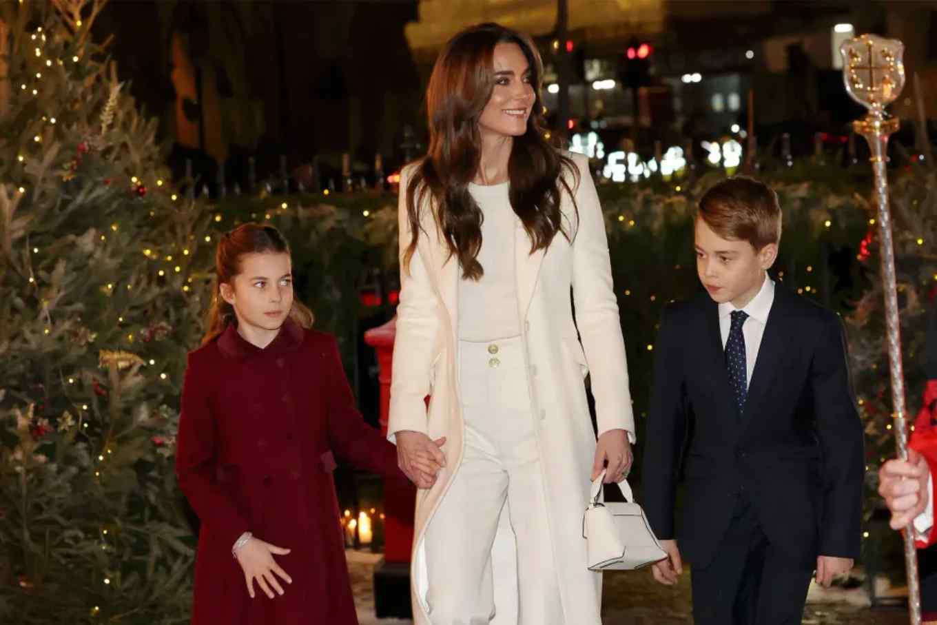 Kate Middleton pose entourés ses enfants, le prince George, la princesse Charlotte @ Parismatch