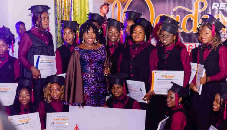 Cérémonie de remise de parchemins à l'école de couture Nicgnaha fée K