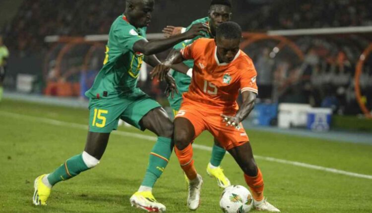 Krépin Diatta (à gauche) face à l'Ivoirien Max-Alain Gradel lors du 8e de finale entre le Sénégal et la Côte d'Ivoire. (Themba Hadebe/AP)