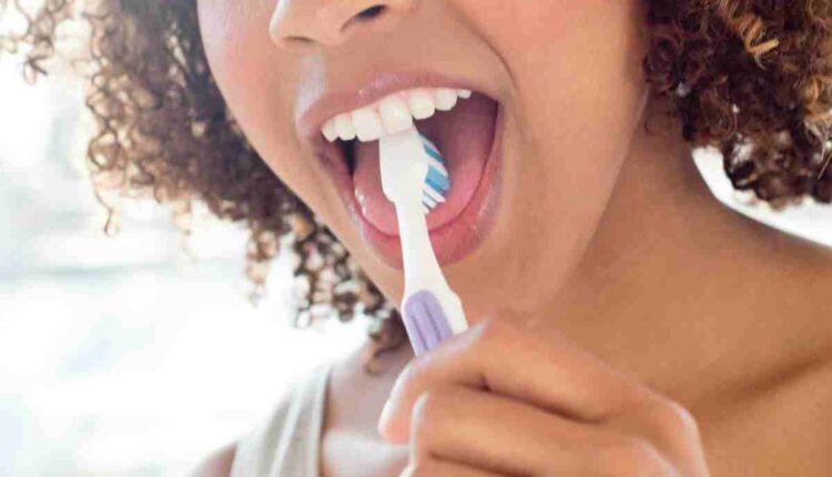 Brosser la langue avec votre brosse à dents