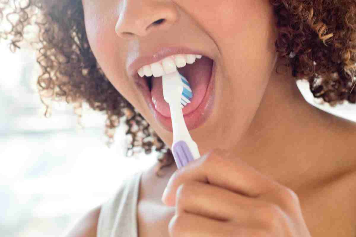 Brosser la langue avec votre brosse à dents
