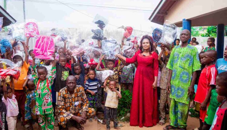 L'activiste Nadine Okoumassoun offre des pulls over et sacs à 500 enfants de Cotonou