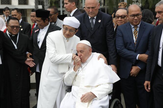 le pape François er l'imam de la mosquée de Istiqlal.