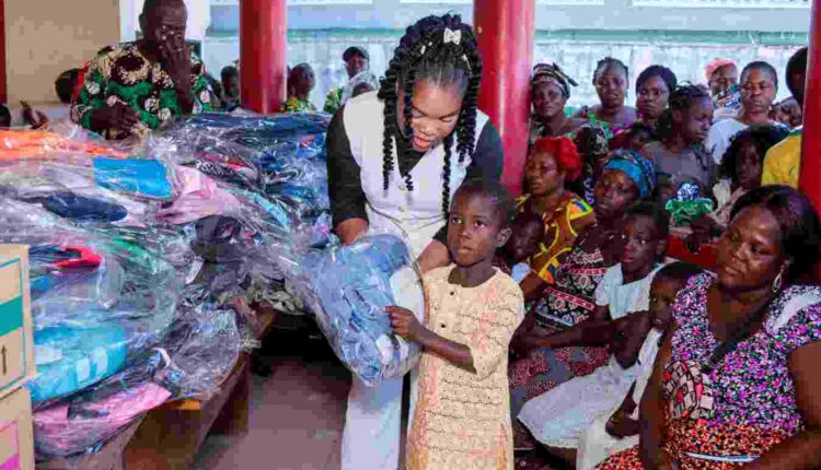 L'activiste Nadine Okoumassoun fait don de kits scolaires dans le 12è arrondissement de Cotonou