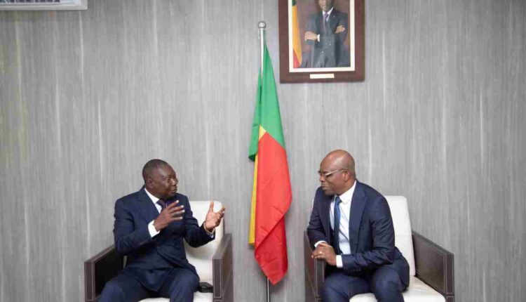 Bruno YAPANDE et son homologue béninois, Raphaël AKOTEGNON