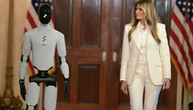 Un robot accompagne la first lady Melania Trump à la Maison Blanche (1)