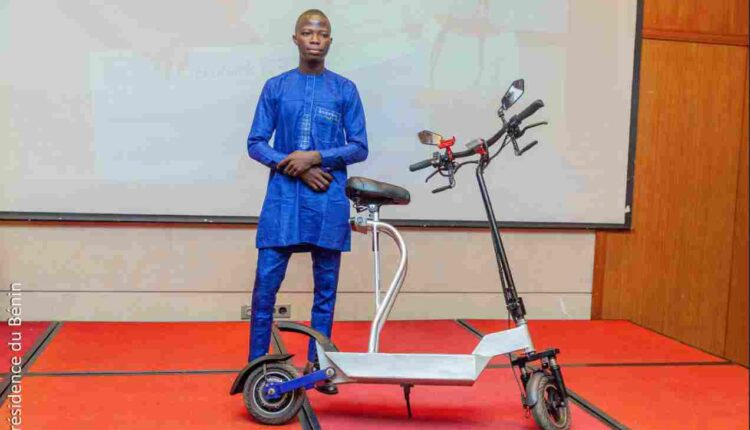 Roland Gbowi, lauréat du Prix d’excellence de la « Ceinture et la Route de la Soie » 2026, a été distingué pour son projet de scooter électrique à trois roues.